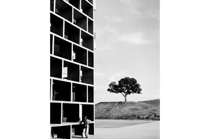 <b>Lucien Hervé.</b> Palacio de Justicia de Chandigarh (India), 1955. Arquitecto: Le Corbusier. Le Corbusier definió Chandigarh como "un símbolo de armonía que aúna arquitectura monacal, espíritu de poder y rigurosa simplicidad". La ciudad mantiene su encanto desafiante, una simbiosis entre el racionalismo helvético y la efervescencia india.