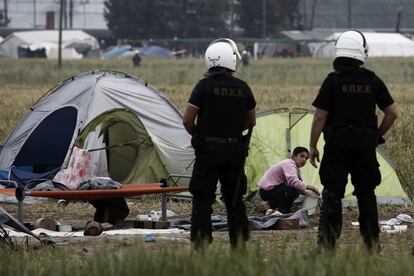 Los refugiados recogen sus pertenencias durante la operación que ha iniciado hoy la policía griega de desalojo del campamento improvisado de Idomeni.