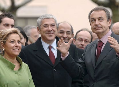 Zapatero y José Sócrates (a su derecha), durante la cumbre hispano-portuguesa de Zamora.