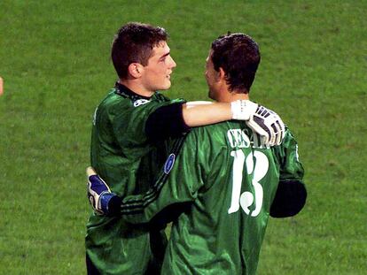 Casillas y César, tras la final de la Champions de Glasgow 2002.