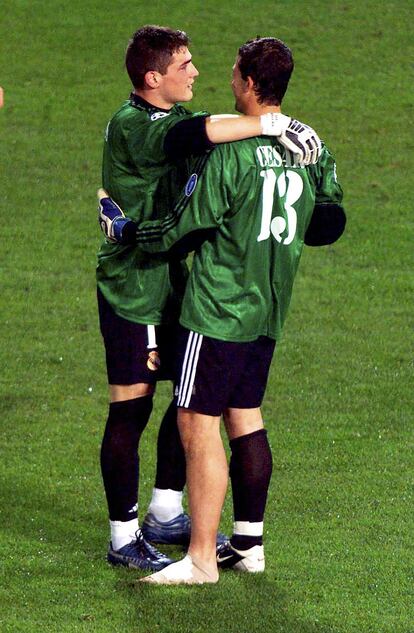 Casillas y César, tras la final de la Champions de Glasgow 2002.