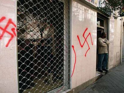 Pintadas con la esvástica, símbolo nazi, en la fachada de un edificio.