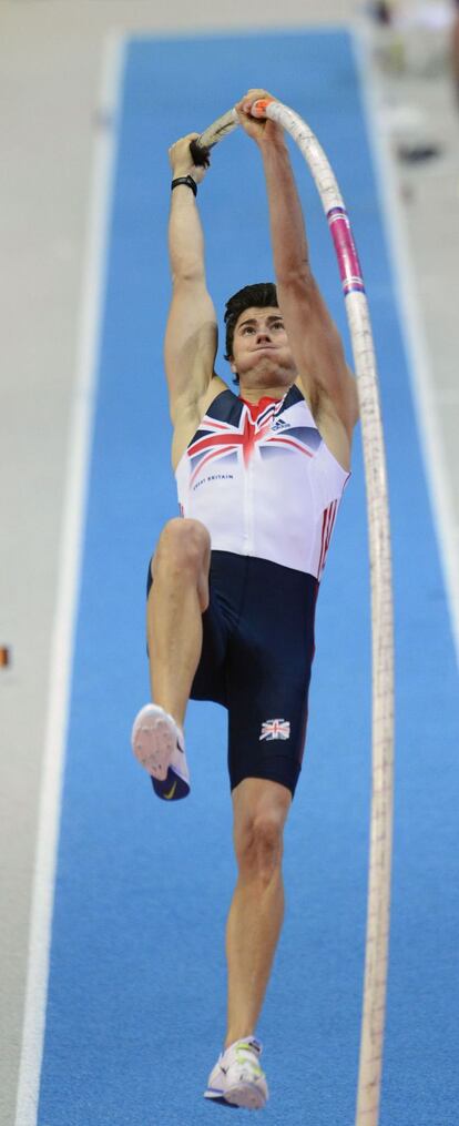 El británico Steven Lewis, en la final masculina de salto con pértiga.
