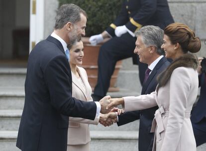 El Rey Felipe saluda a Juliana Awada y la Reina Letizia a Mauricio Macri.