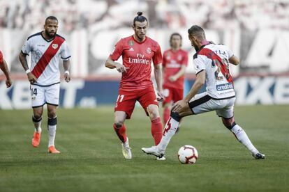 Bale tira un caño a Gálvez durante el partido en Vallecas.
