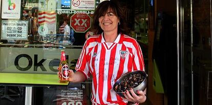 Marian Pereda posaba ayer con una ración de percebes en el bar Okela.