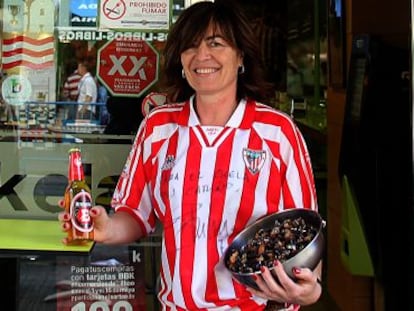 Marian Pereda posaba ayer con una ración de percebes en el bar Okela.