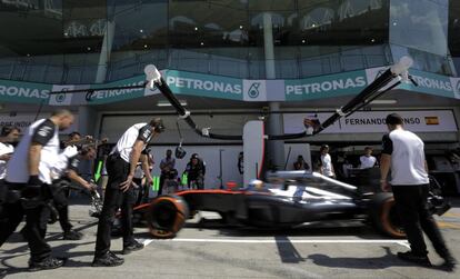 Alonso entra al box de McLaren