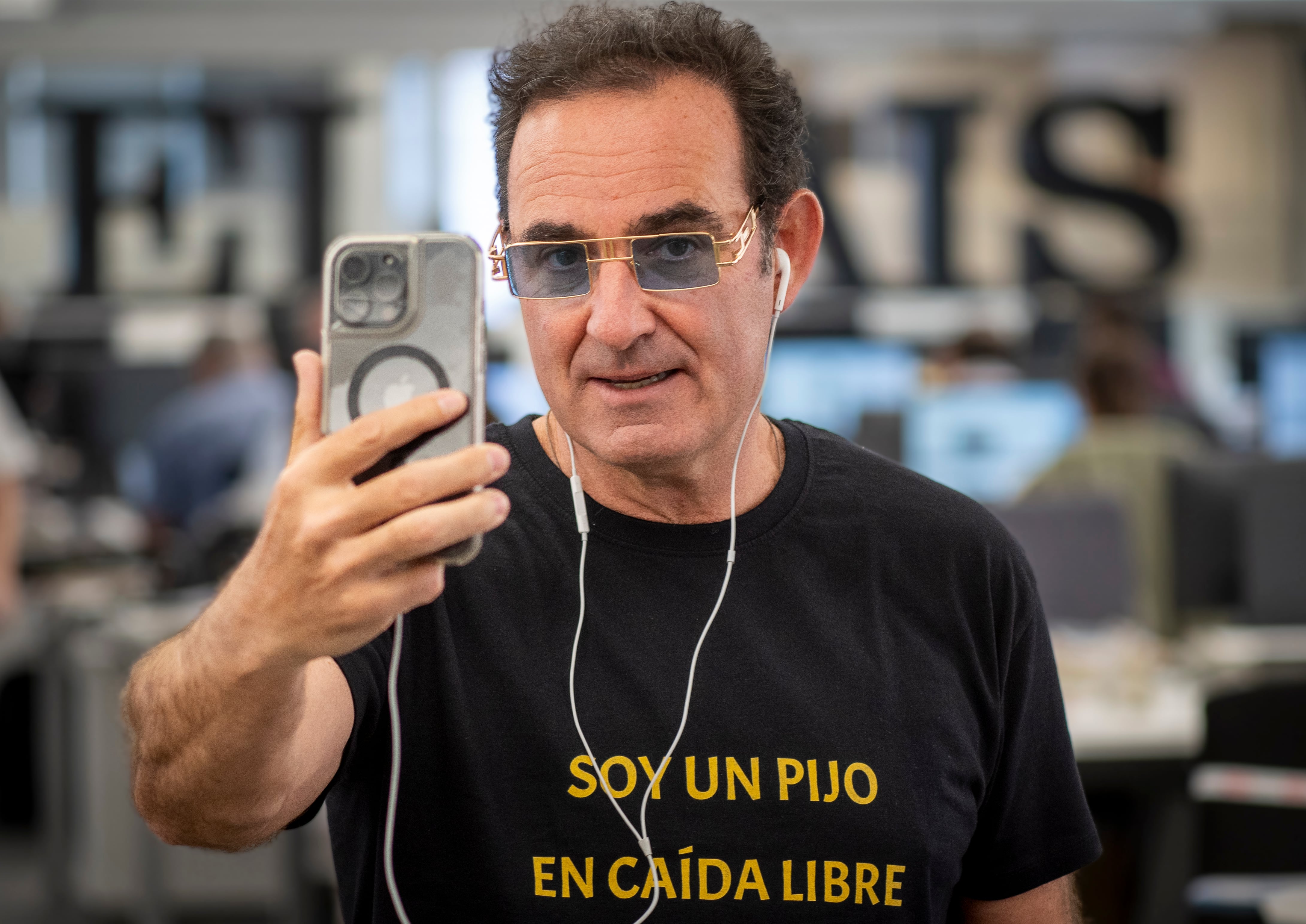 Isusi, caracterizado como su personaje de pijo vasco, en la redacción de EL PAÍS.  