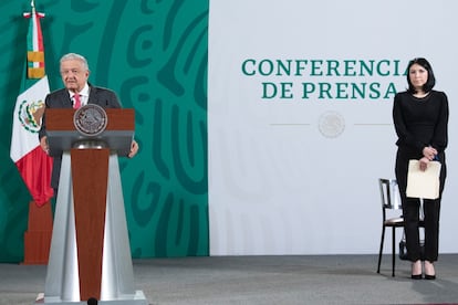 Victoria Rodríguez Ceja junto a Andrés Manuel López Obrador