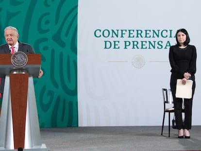 Victoria Rodríguez Ceja junto a Andrés Manuel López Obrador durante la conferencia de prensa matutina del 4 de noviembre 2021.