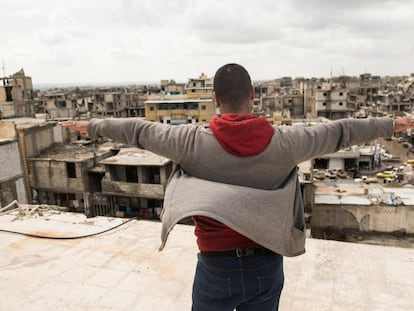 Abu Ahmed, no alto do edifício transformado pelo EI em prisão, onde ficou encarcerado
