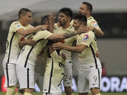 Los jugadores de América celebran un gol contra Pumas.