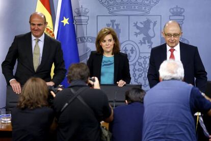 Guindos, Santamaría y Montoro posan ante los medios gráficos antes de la rueda de prensa posterior al Consejo de Ministros.