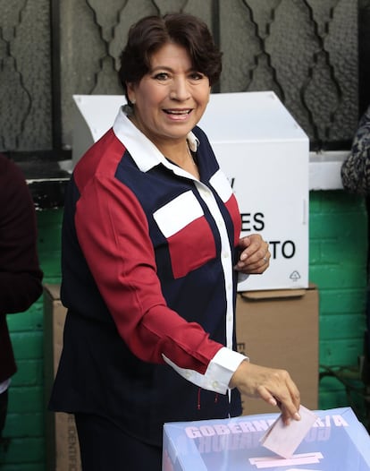 La candidata al gobierno del Estado de México, uno de los estados más grandes en territorio del país, Delfina Gómez, del partido Movimiento Regeneración Nacional (Morena), vota hoy, domingo 4 de junio de 2017, en Texcoco.