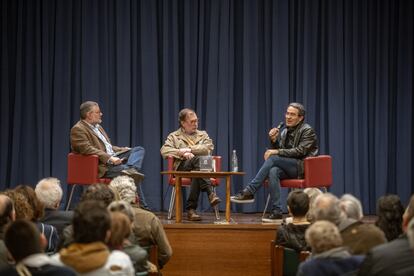 El escritor Juan Gabriel Vásquez charla con el poeta, Ramón Cote Baraibar, y Federico Díaz-Granados, de la editorial Visor.