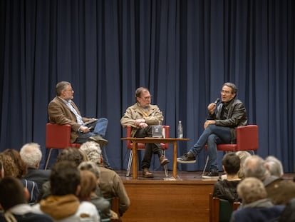 El escritor Juan Gabriel Vásquez charla con el poeta, Ramón Cote Baraibar, y Federico Díaz-Granados, de la editorial Visor.