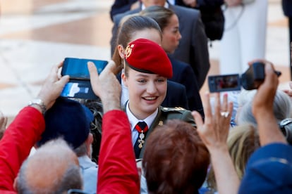 La princesa de Asturias saluda al público después de recibir las máximas condecoraciones de Aragón, el 21 de mayo de 2024 en Zaragoza.  