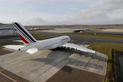 Un avi&oacute;n de Air France en el aeropuerto de Charles de Gaulle (Par&iacute;s)