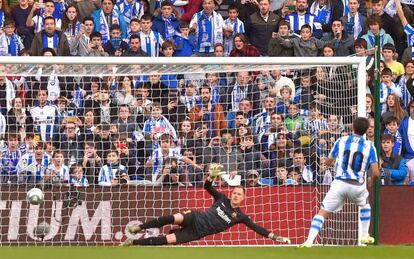 Mikel Oyarzabal marca el primer gol del partido en Anoeta.