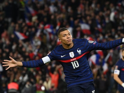 Mbappé celebra un gol.