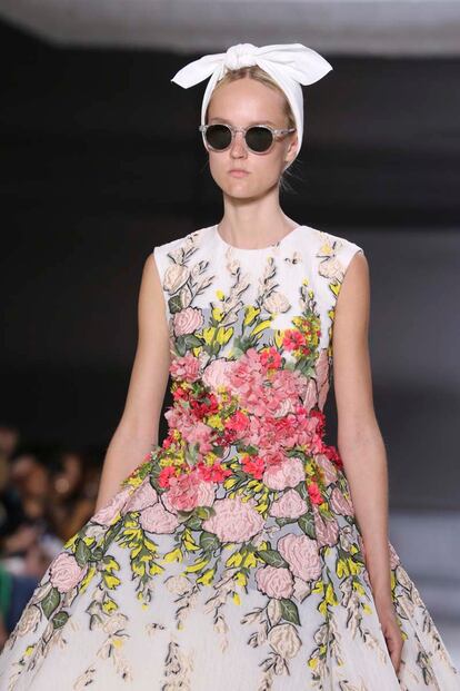 Giambattista Valli apuesta por la feminidad de rayas y flores