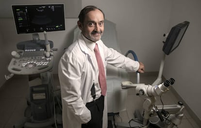 El onc&oacute;logo de la clinica Anderson Javier De Santiago en su consulta en Madrid el viernes 19 de octubre.