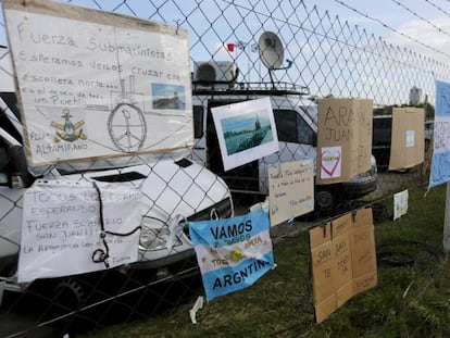 Cartazes de apoio aos 44 marinheiros do submarino
