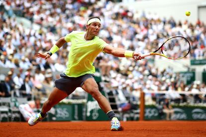 Rafael Nadal alarga el brazo para devolver la pelota.