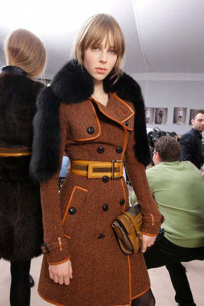 Backstage en el desfile otoño-invierno 2011/12 de Burberry en Londres.