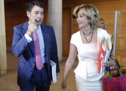 La presidenta de la Comunidad, Esperanza Aguirre, junto al vicepresidente regional,  Ignacio González, a su llegada esta mañana a la Asamblea de Madrid.