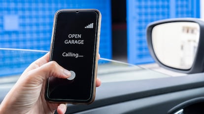 Abre y cierra tu puerta del garaje a distancia y con solo un toque. GETTY IMAGES.