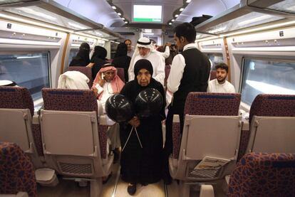 Una mujer busca su asiento en uno de los vagones del AVE a la Meca en uno de los primeros viajes. Será necesario esperar a septiembre de 2019 para que el servicio comercial esté a pleno rendimiento, con 12 circulaciones todos los días de la semana.
