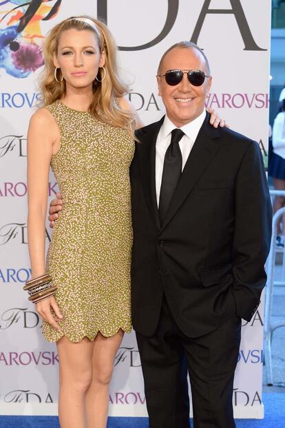 Blake Lively con el diseñador Michael Kors.