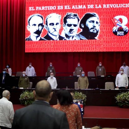 Raúl Castro, centro, el presidente cubano Miguel Díaz-Canel, tercero a la derecha y otros miembros fundadores del PCC, durante la sesión inaugural del VIII Congreso del Partido Comunista de Cuba en el Palacio de Convenciones de La Habana, el 16 de abril.