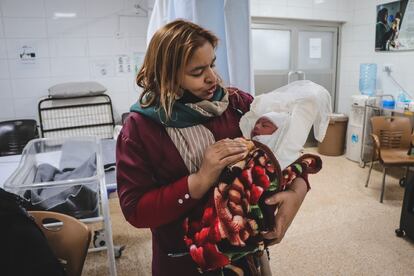 Shazia cuida de una recién nacida llamado Rivan. Bushra, la madre del bebé, dice: "He venido aquí para dar a luz a Rivan. Gracias a Dios porque no hay ningún hospital más cerca de mi casa; tenemos un servicio de urgencias, pero nada más. Es la primera vez que vengo aquí, mis familiares me hablaron de esta maternidad. Rivan es mi primera hija. Pero si tengo otros niños en el futuro, volveré aquí. He llegado hoy a las 9.30 de la mañana, he visto al médico y el parto ha empezado a las 14.00 horas. El proceso ha sido difícil, pero todo ha ido bien, las matronas han ayudado mucho. Me siento feliz de tener a mi bebé. Espero que el futuro sea cada vez más brillante. Y espero traer a otros niños".