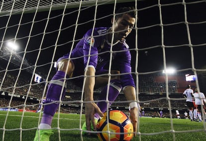 El delantero portugués del Real Madrid Cristiano Ronaldo recoge el balón tras marcar gol.
