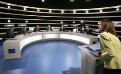 La periodista Ana Blanco modera el debate con los representantes de CiU, PP, PNV, IU, PSOE, ERC y Coalición Canaria durante el encuentro electoral del 28 de febrero de 2008.