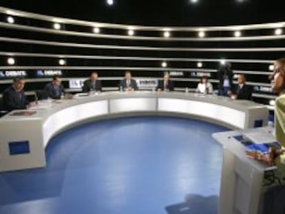 La periodista Ana Blanco modera el debate con los representantes de CiU, PP, PNV, IU, PSOE, ERC y Coalici&oacute;n Canaria durante el encuentro electoral del 28 de febrero de 2008.