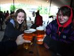 London (United Kingdom), 12/04/2021.- Young people enjoy a pint at the Fox on the Hill pub in South London, Britain, 12 April 2021. Britain has begun its second phase of unlocking after months of lockdown. Pubs, restaurants and shops are reopening from April 12. Pubs are only allowed to serve food and drinks outside. (Abierto, Reino Unido, Londres) EFE/EPA/ANDY RAIN