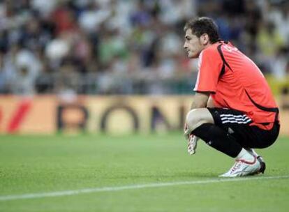 Casillas, cariacontecido tras uno de los goles del Sevilla.