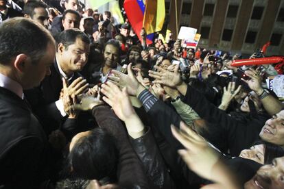 Los ecuatorianos que se han acercado a ver al presidente se agolpan para lograr darle la mano en las escaleras de la Facultad de Medicina de la Universidad Complutense.