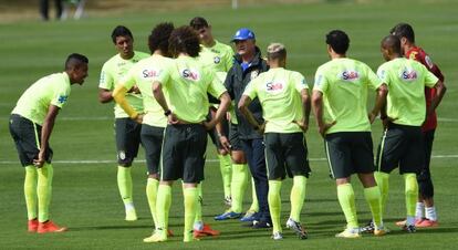 Scolari charla con los jugadores de Brasil.