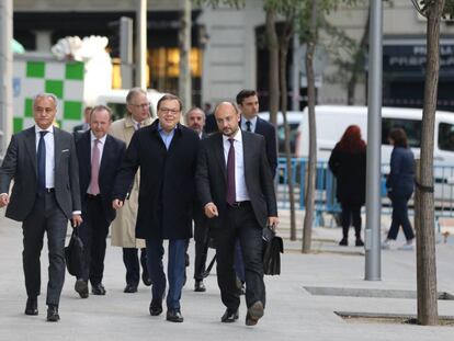 El magnate ruso, Mijaíl Fridman, en el centro sin corbata, a su llegada a la  Audiencia Nacional. 