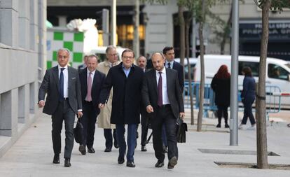 El magnate ruso, Mijaíl Fridman, en el centro sin corbata, a su llegada a la Audiencia Nacional.