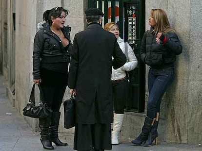 Un sacerdote conversa con varias prostitutas en la calle de la Ballesta.