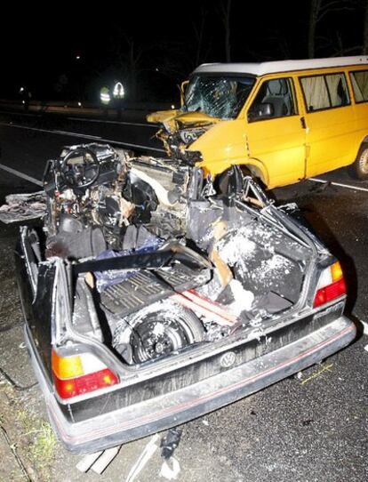 El Golf en el que circulaban los jóvenes ha quedado completamente destruido en el accidente.