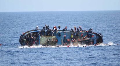 Un barco con migrantes a bordo se hunde este miércoles antes de una operación de rescate frente a las costas de Libia.
