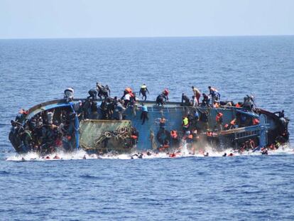 Un barco con migrantes a bordo se hunde este miércoles antes de una operación de rescate frente a las costas de Libia.