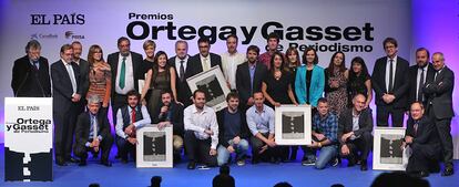 Todos los directores que ha tenido EL PAÍS se fotografían con los premiados y los miembros del jurado al terminar la ceremonia.